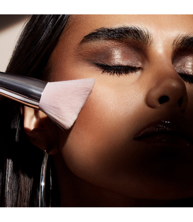Fenty Beauty by Rihanna - Cheek Hugging Bronzer Brush 190